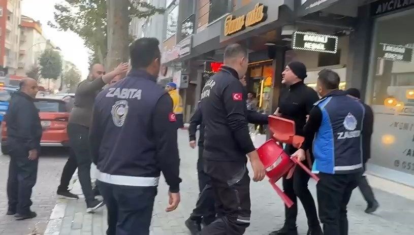 Zabıta ile esnaf arasında sandalye kavgası