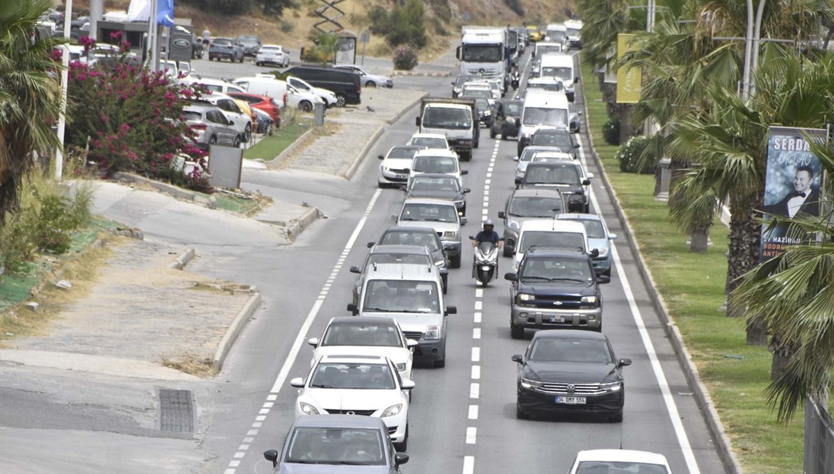 Bodrum’a akın: 2 kilometrelik yol 40 dakika sürdü