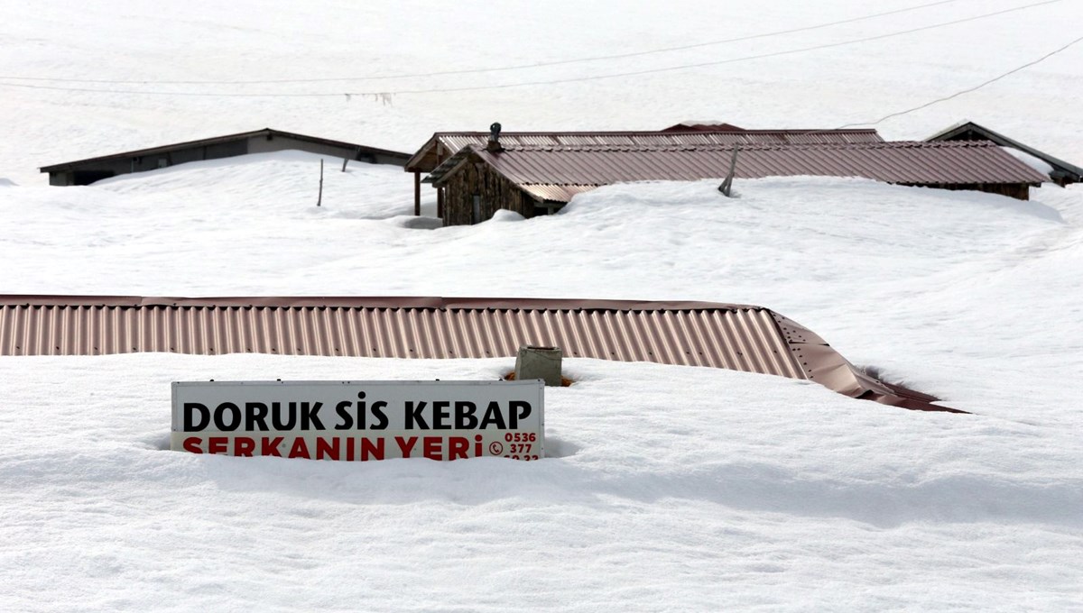 Yayla evleri ilkbaharda kara gömüldü