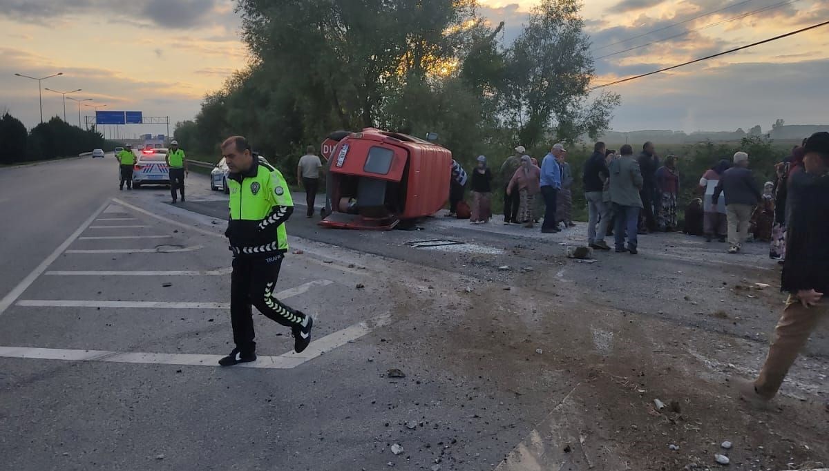 Fındık işçilerini taşıyan minibüs kaza yaptı: 15 yaralı