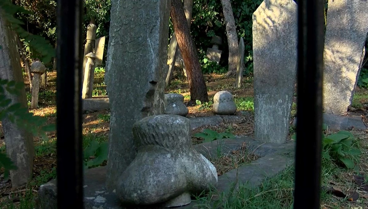 Tarihi mezarlık harabeye döndü: İstanbul’u ilk kuşatan yeniçerilerin kabir taşları yerlerde!