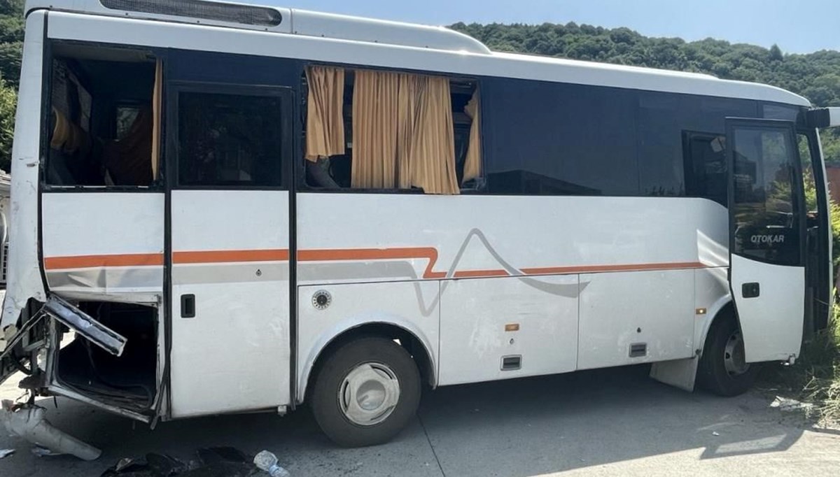 Sapanca’da turistleri taşıyan minibüs kaza yaptı: 7 yaralı