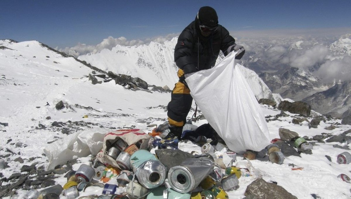 Everest Dağı dünyanın en yüksek çöplüğüne dönüşüyor