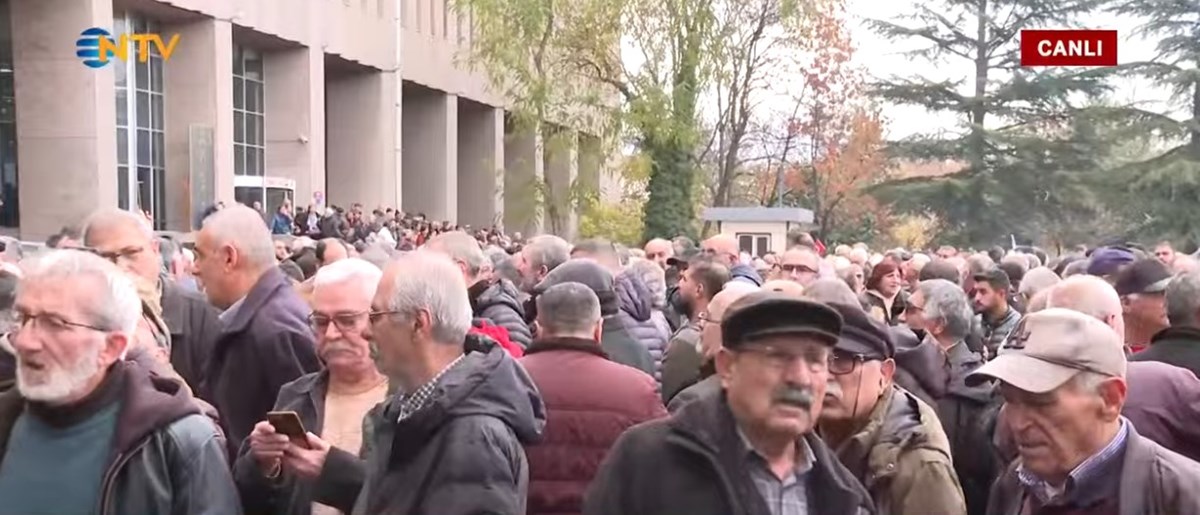 Kılıçdaroğlu ile özdeşleşen Hak, hukuk, adalet sloganları atıldı.