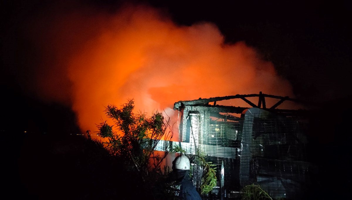 Antalya’da korku dolu anlar (Falezlerin üzerindeki kafe alev alev yandı)