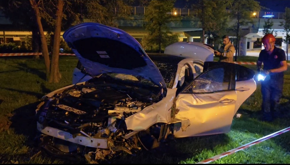 Üsküdar'da otomobil ağaca çarptı: 3 yaralı