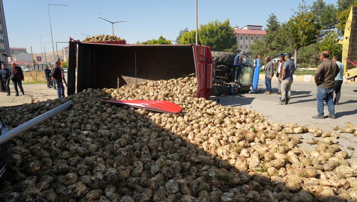 Muş'ta şeker pancarı yüklü traktör devrildi