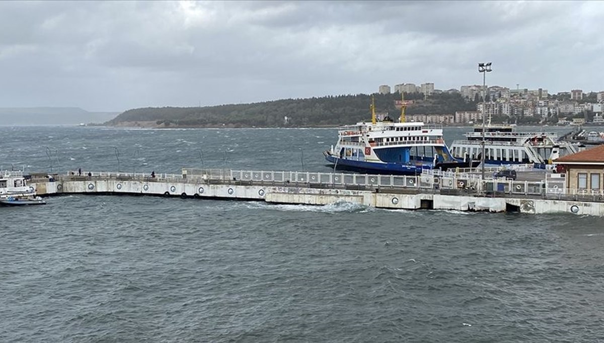 Gökçeada ve Bozcaada feribot seferlerine fırtına engeli