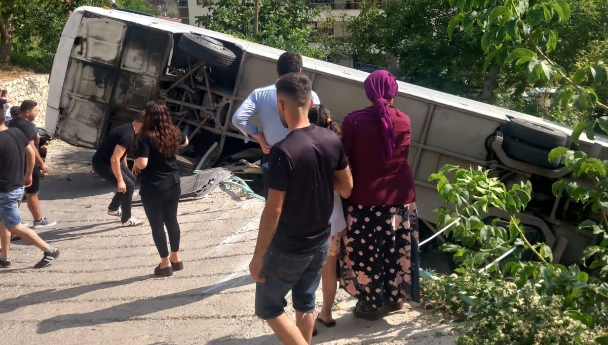 Karaman'da tur otobüsü devrildi: 3'ü ağır 26 kişi yaralandı