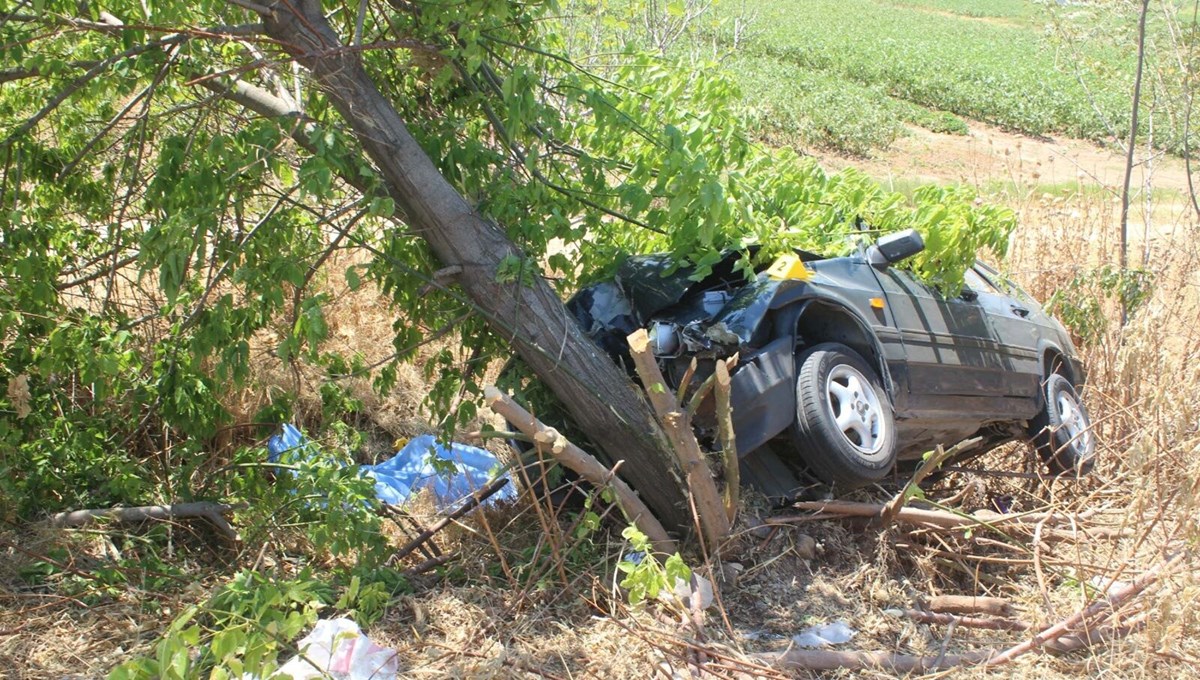 Manisa’da feci kaza: Otomobil sürücüsü ve eşi öldü