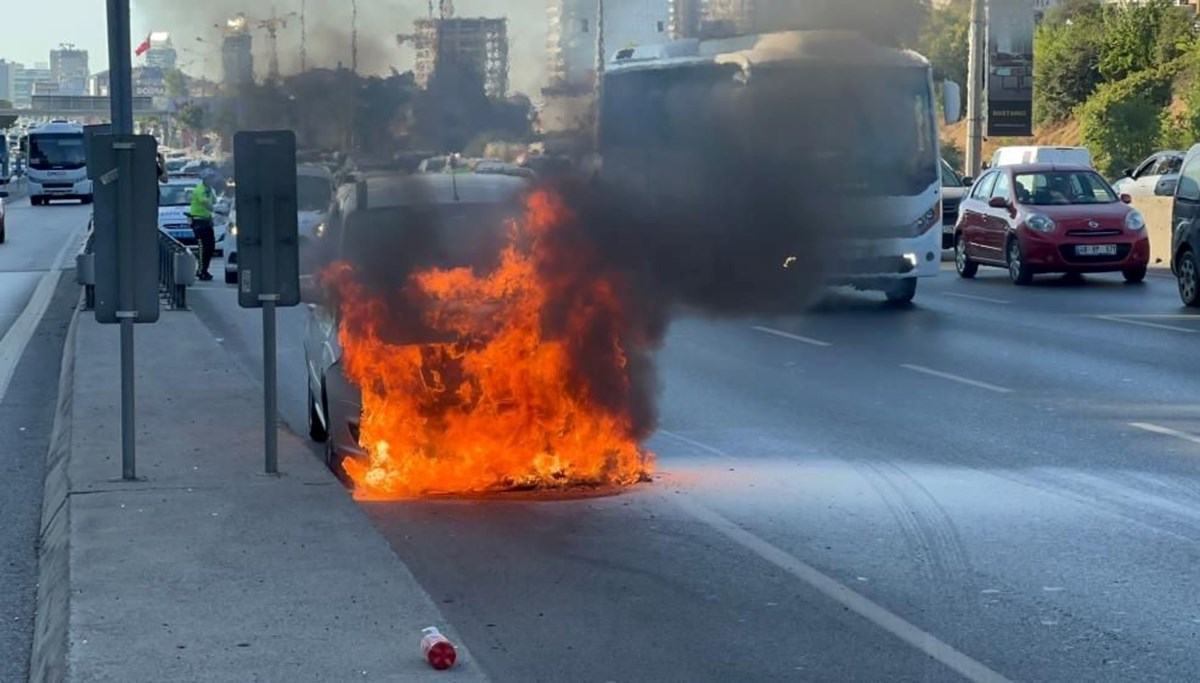 D-100’de araç yangını (Maltepe’de trafik kilitlendi)