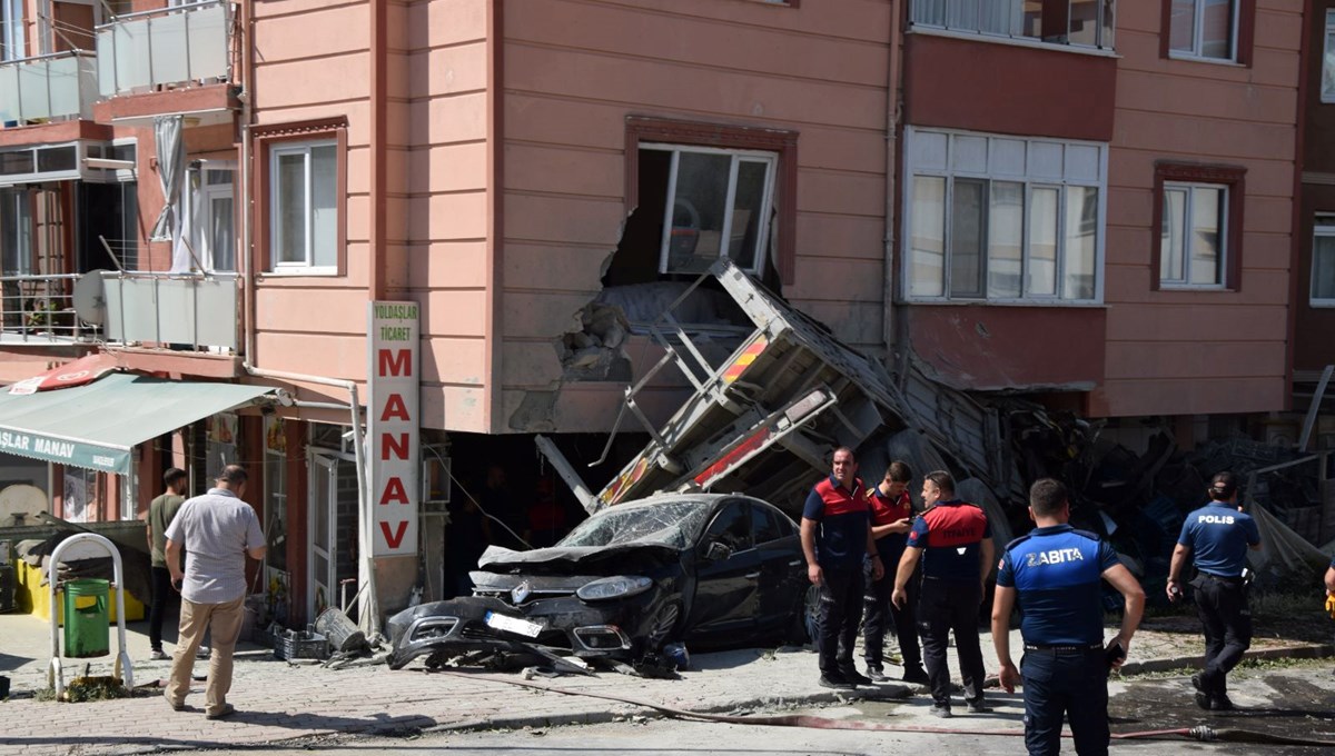 Freni arızalanan kamyon 3 araca çarptı, apartmana girdi: 3 yaralı