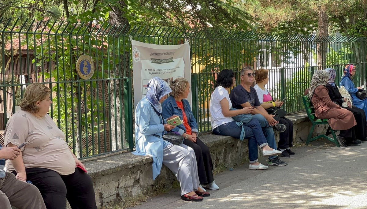 Sınava giren çocuklarını okul kapısında dua ederek beklediler