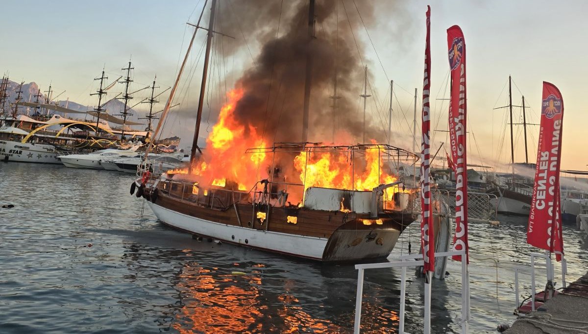 Gezi teknesi alev alev yandı