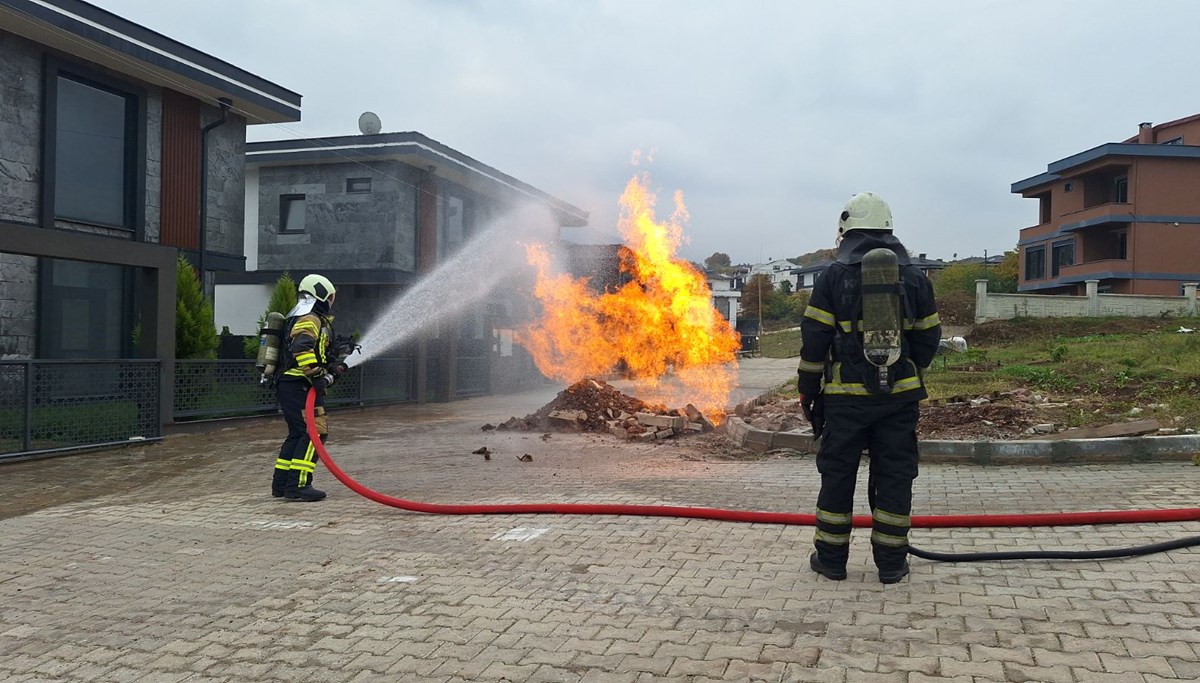 Korku dolu anlar: İş makinesi doğalgaz borusunu deldi