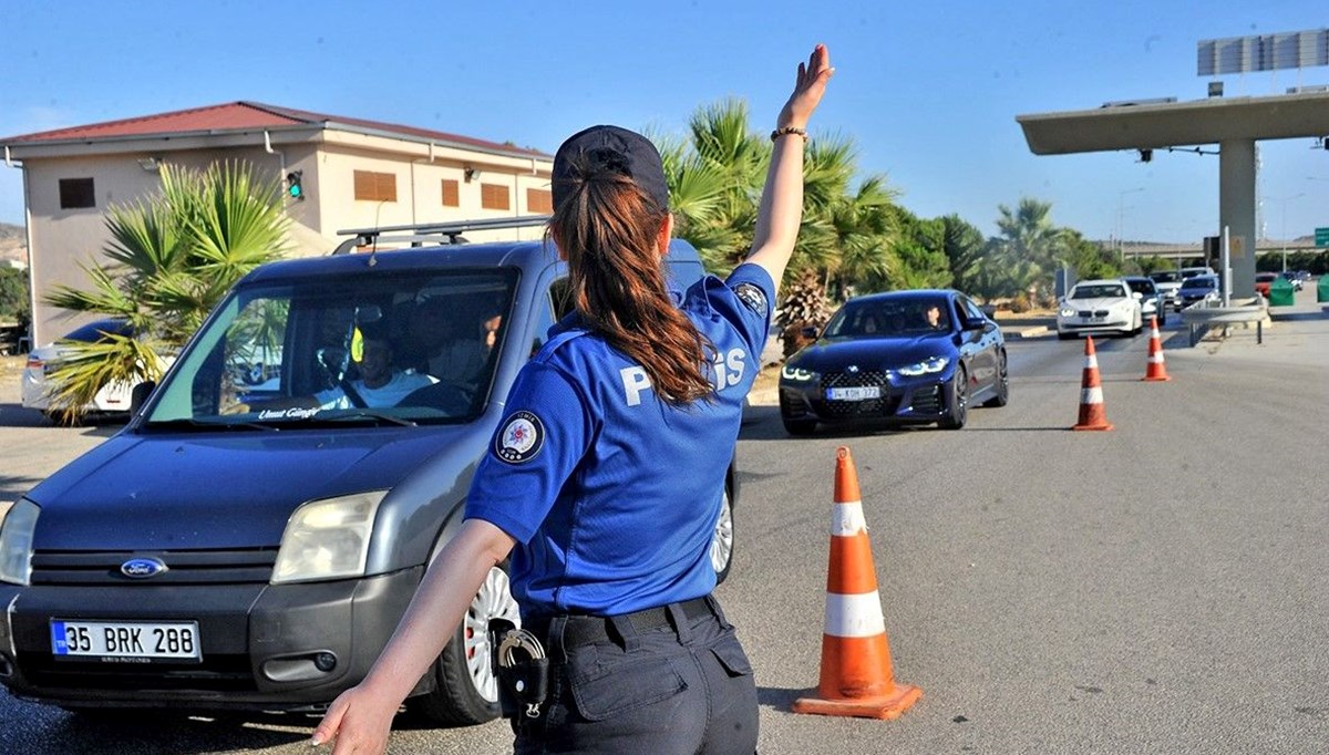 Akın akın Çeşme'ye gittiler: 4 günde 150 bin araç girdi