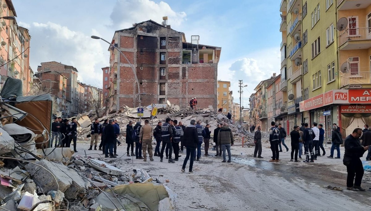 Malatya'da 5 katlı bina çöktü