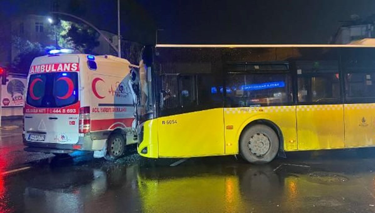 Bahçelievler'de ambulans ve İETT otobüsü çarpıştı