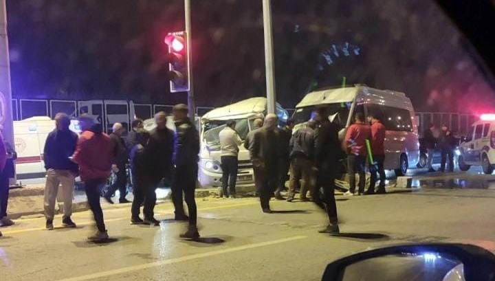 Ankara'da iki servis aracı çarpıştı: 21 yaralı