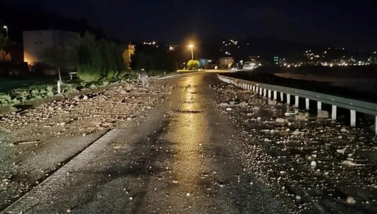 Deniz taştı: Karadeniz Sahil Yolu'nda ulaşım aksadı