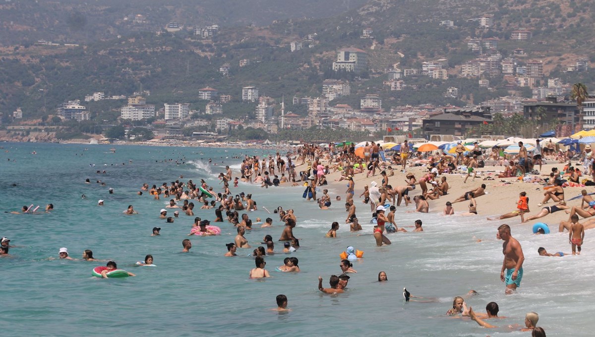 Alanya'da plajlar tıklım tıklım! Denizin ve güneşin tadını çıkardılar