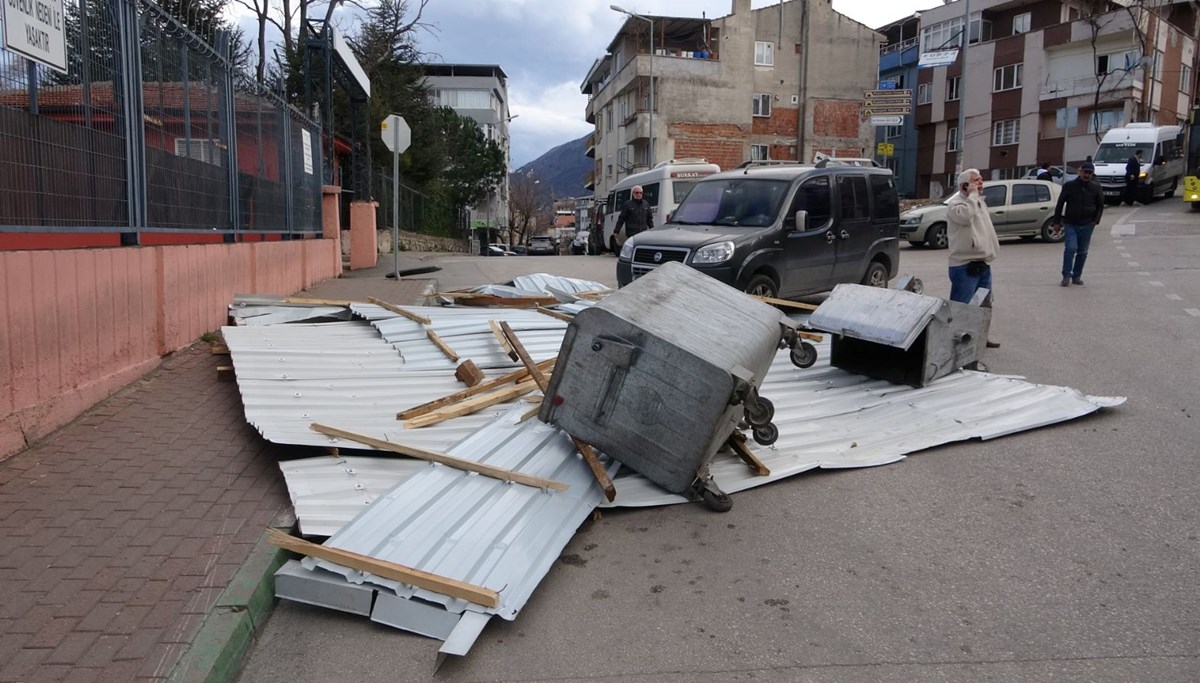 Bursa'da lodos çatıları uçurdu