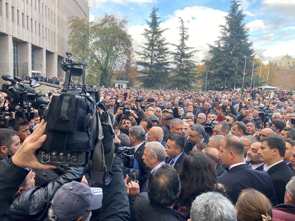 Kılıçdaroğlu ile özdeşleşen Hak, hukuk, adalet sloganları atıldı.