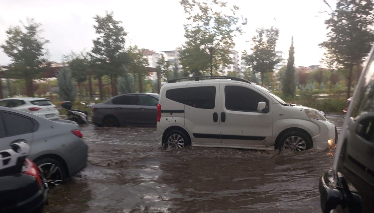 Öğleden sonra aniden bastırdı! Caddeler sular altında kaldı