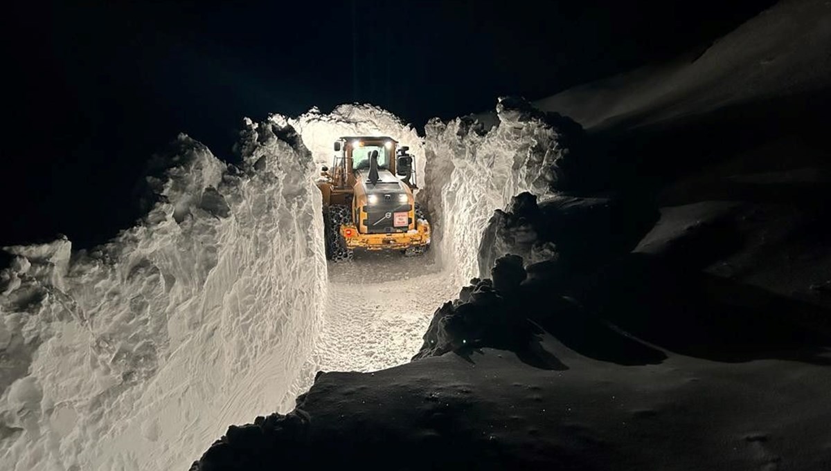 Hakkari'de 6 metreyi aşan kar tünelleri