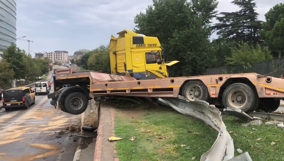 Pendik'te bariyere çarpan TIR askıda kaldı