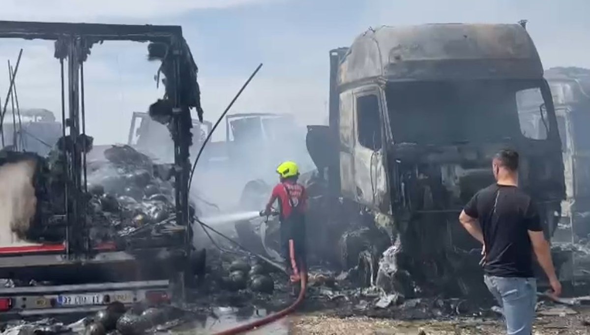 Mersin'de TIR garajında yangın: 5 araç kül oldu