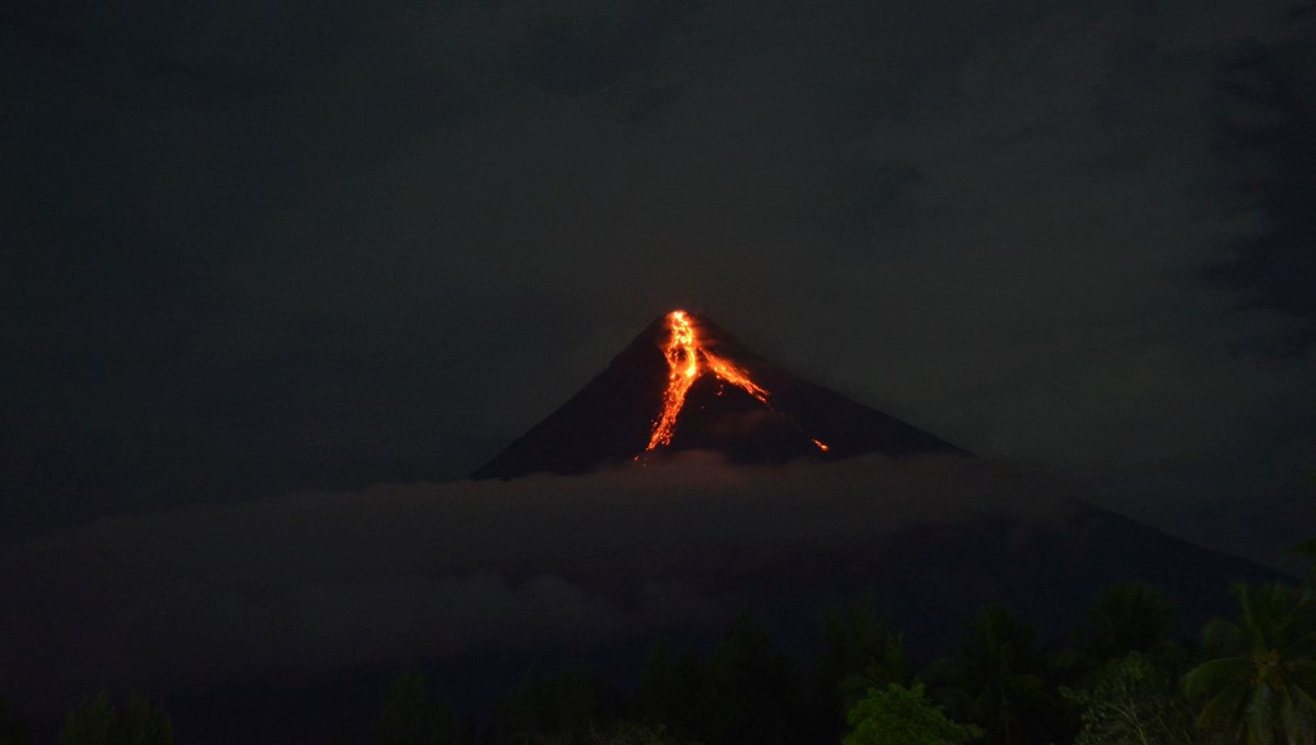 Filipinler'de patlayan Mayon Yanardağı binlerce kişiyi yerinden etti