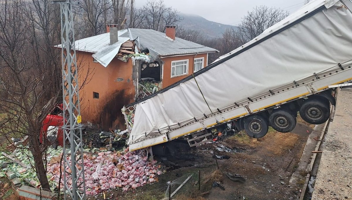 Sivas'ta iki katlı evin üzerine TIR uçtu