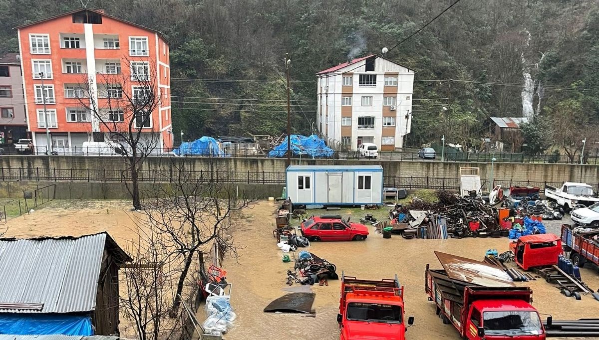 Artvin'de şiddetli yağışlar: Taşkın ve heyelan meydana geldi, 2 ilçede okullar tatil edildi