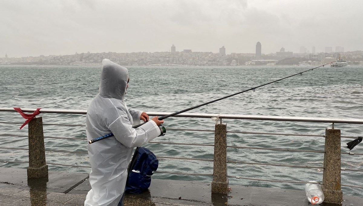 İstanbul'da kuvvetli lodos: Yağışa rağmen balık tutmaya devam ettiler