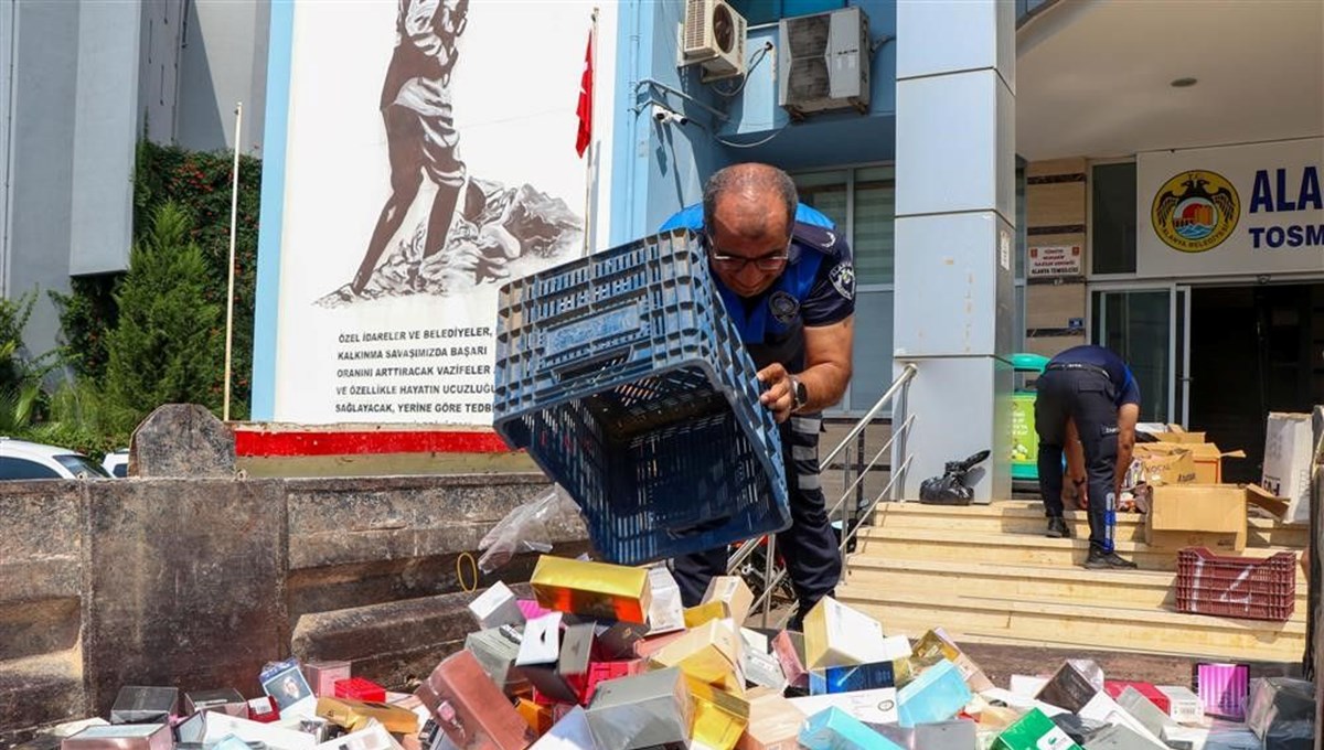 Alanya'da binlerce sahte parfüm imha edildi