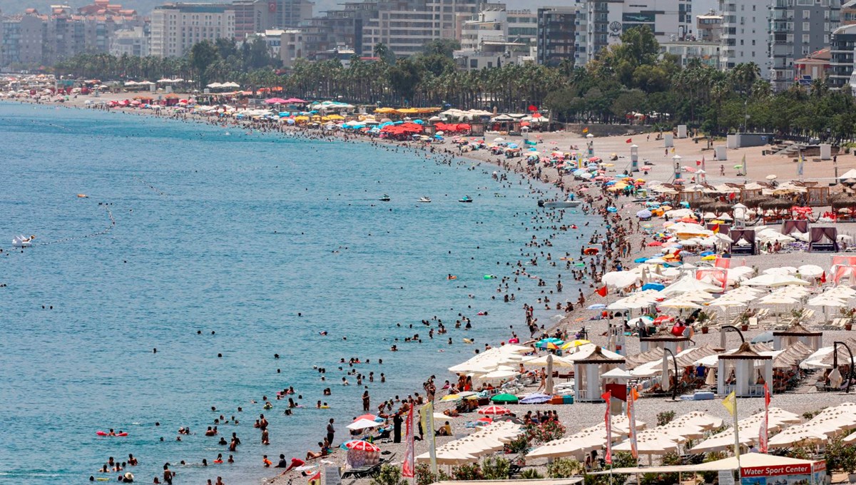 Antalya'da yüksek sıcaklık nedeniyle sahile ilgi düştü