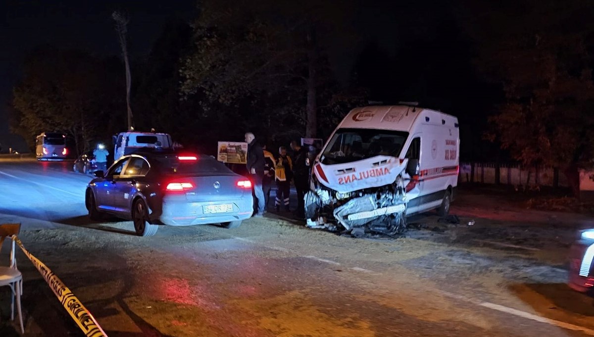 Sapanca'da ambulans zincirleme kazaya karıştı: 1 ölü, 3 yaralı