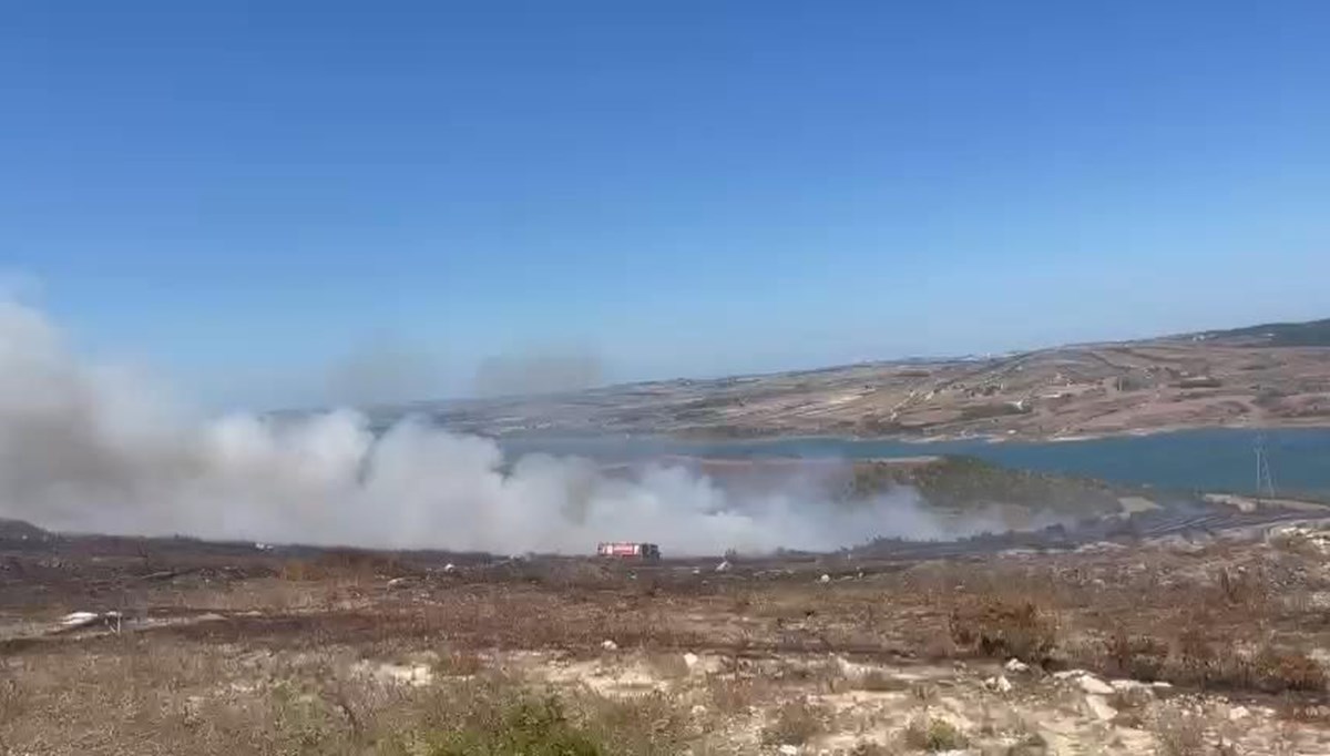 Arnavutköy'de ot yangını