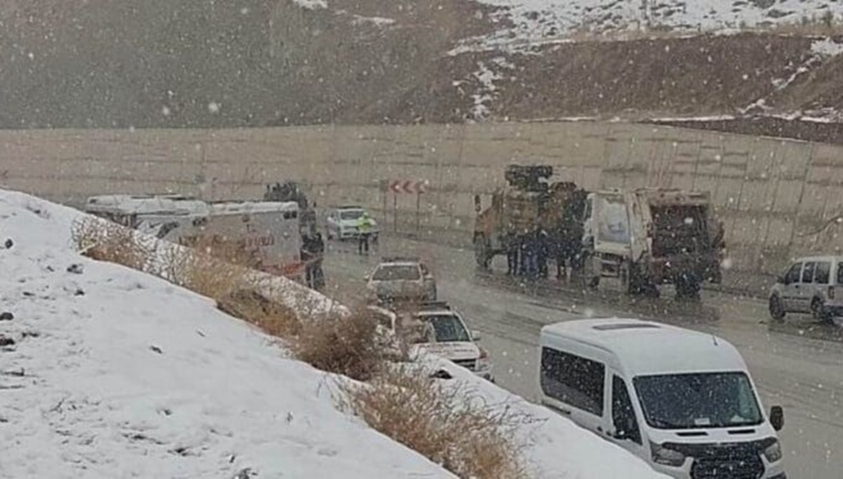 Kaçak göçmenleri taşıyan minibüs polisten kaçarken kaza yaptı: 2 ölü, 6 yaralı