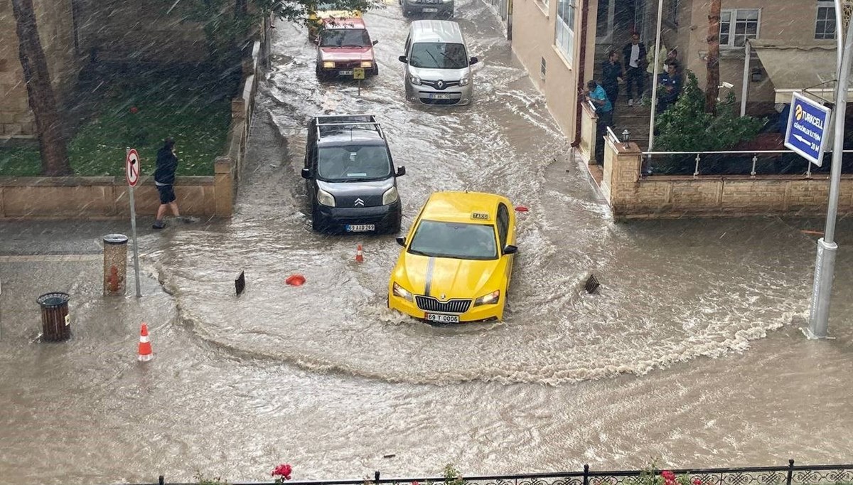 Bayburt'ta sağanak yağış: Cadde ve sokakları su bastı