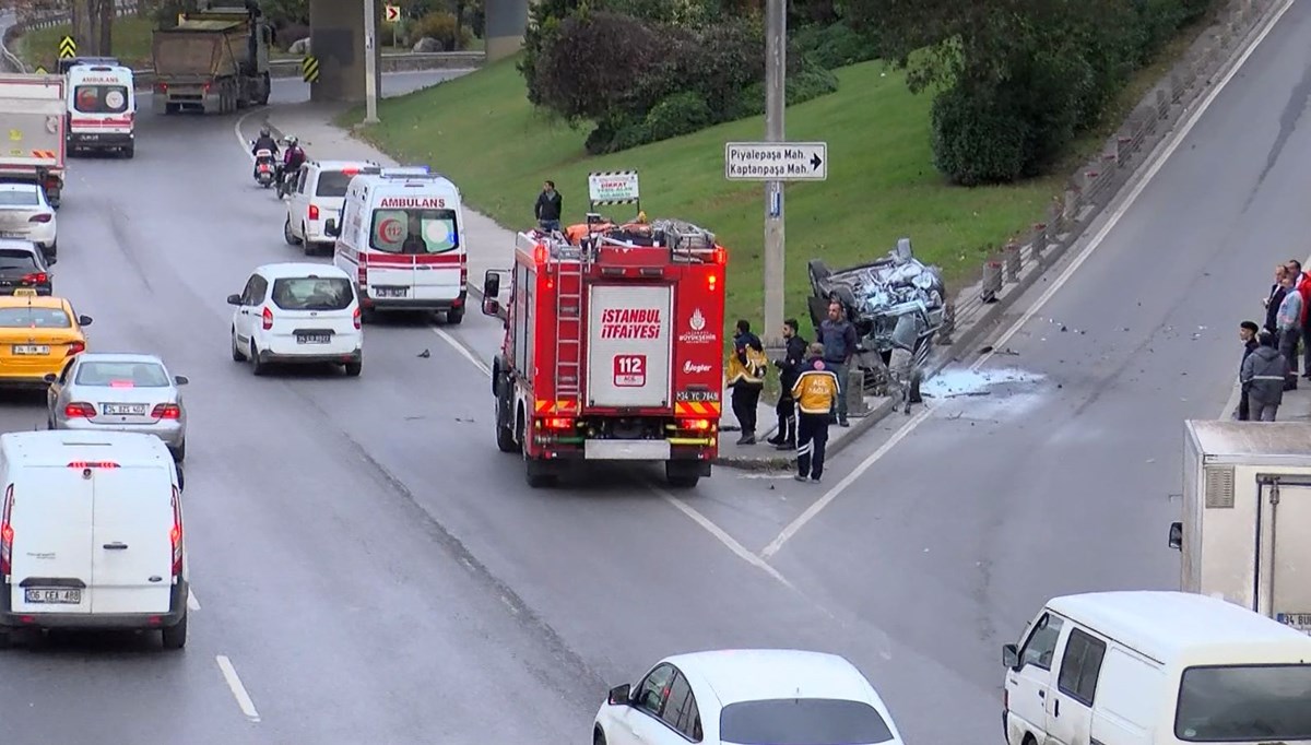 Şişli'de kaza yapan sürücü otomobilini bırakıp kaçtı