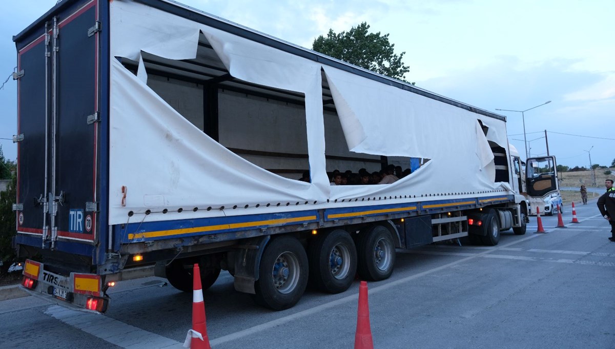 Yakalanacaklarını anlayan göçmenler seyir halindeki TIR'dan atladı