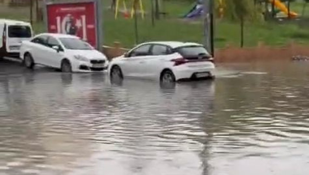 İstanbul'da sağanak yağış: Gaziosmanpaşa'da yollar göle döndü