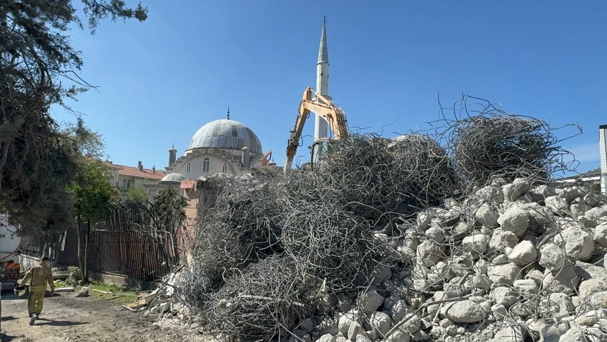 Ekiplerin olay yerindeki enkaz kaldırma çalışması sürüyor.