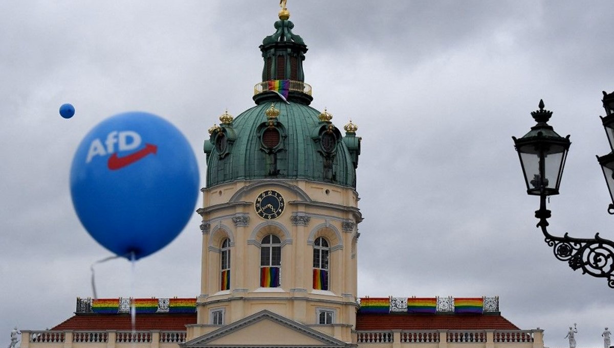 Almanya'da aşırı sağcı AfD en büyük 2. parti konumuna geldi