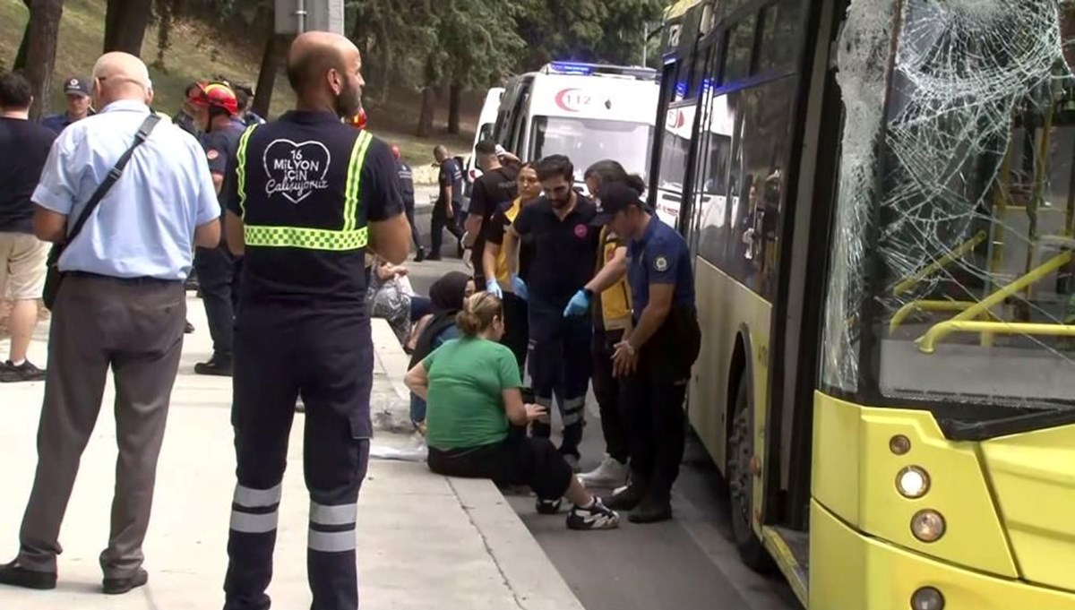 Bakırköy'de TIR, İETT otobüsünün üzerine devrildi: Yaralılar var