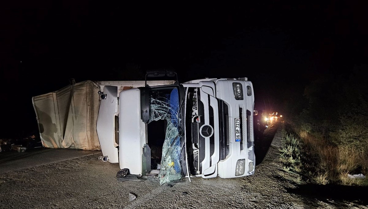 Bolu'da maden suyu yüklü tır devrildi