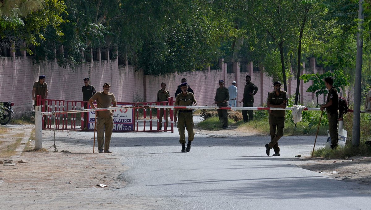 Pakistan'da çatışma çıktı: 25'i asker 52 ölü