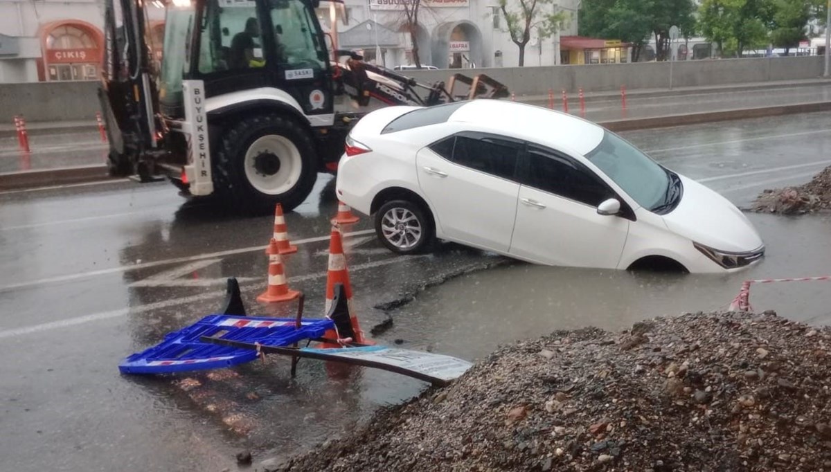 Bir ilçe sular altında kaldı! Cadde ve sokaklar göle döndü, evleri su bastı